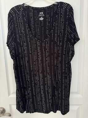 EVRI Black V-Neck Short Sleeve Top with White Dash Stripe